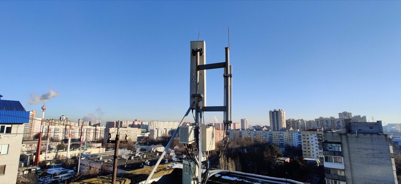 Свежая рулонная кровля дома с кабельными лотками на подставках